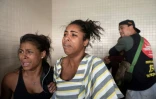 Des proches des victimes du raid policier dans la favela Vila Cruzeiro, le 24 mai 2022 dans l'hôpital Getulio Vargas de Rio de Janeiro