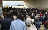 Des militants de la Coalition internationale des sans-papiers et migrants CISPM et des réfugiés de la "Jungle" face aux forces de l'ordre à Calais, le 1er octobre 2016