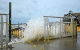 Des vagues s'écrasent sur le rivage avant l'arrivée de l'ouragan Hélène à Cedar Key, en Floride, le 26 septembre 2024