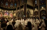 Des fidèles catholiques prient à la cathédrale Sainte-Marie de Rangoun au lendemain du décès du pape François, le 22 avril 2025 en Birmanie
