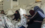 Des femmes cousent des taies d'oreiller dans le camp pour déplacés de Jadaa, dans le nord de l'Irak, le 11 mai 2022