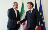 Le président iranien Massoud Pezeshkian (g) et son homologue français Emmanuel Macron lors d'une réunion bilatérale en marge de l'Assemblée générale de l'ONU, le 24 septembre 2025 à New York