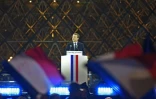 Le président Emmanuel Macron devant la Pyramide du Louvre après sa victoire à la présidentielle, le 7 mai 2017