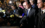 François Hollande entre Bernard Cazeneuve et Manuel Valls se rend au Bataclan le 14 novembre 2015 à Paris 