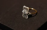 Une bague édouardienne exposée le jour de l'ouverture de l'exposition XXL Titanic à Paris Expo Porte de Versailles à Paris le 18 juillet 2023