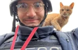 Un selfie du journaliste de l'AFP Arman Soldin avec un chat sur l'épaule, lors d'une mission pour l'AFP en Ukraine