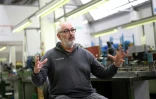 Rowan Crozier, patron de Brandauer, qui fabrique minuscules composants métalliques, lors d'un entretien avec l'AFP à Birmingham, le 11 juin 2026