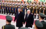 Le président chinois Xi Jinping (c) accueille son homologue brésilien Luiz Inacio Lula da Silva à Pékin, le 14 avril 2023