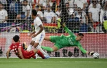 Le gardien belge du Real Madrid Thibaut Courtois sauve son camp sur un tir du milieu de terrain égyptien de Liverpool Mohamed Salah, lors de la finale de la Coupe d'Europe, le 28 mai au Stade de France à Saint-Denis