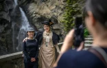 Kitty (g) fan chinoise de Sherlock Holmes, pose au côté d'une membre de la Sherlock Holmes Society de Londres, aux chutes de Reichenbach, en Suisse, le 3 mai 2026