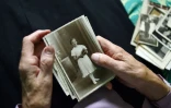Ianina Statchko, arrivée de France au Belarus il y a 70 ans, montre des photos de son enfance et sa jeunesse en France