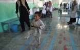 Ahmad Sayed Rahman, un jeune Afghan de 5 ans, danse dans les couloirs de l'hôpital du comité international de la Croix Rouge de Kaboul, le 7 mai 2019