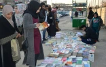 Des Irakiens vendent et achètent des livres sur un trottoir de Mossoul, dans le nord de l'Irak, le 12 janvier 2018