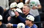 Steve Kerr (d.) après la victoire des Warriors en finale NBA le 16 juin 2022 à Boston. Ce titre est le 9e de la carrière du coach de Golden State (cinq comme joueur, quatre comme entraîneur).