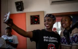 Deux jeunes animatrices d'une radio communautaire, dans leur studio du township d'Alexandra, le 16 mars 2019 Ă Johannesburg, en Afrique du Sud