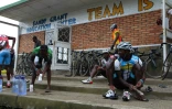 Des cyclistes rwandais devant le centre d'entraînement de Musanze le 11 novembre 2015