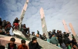 Des Gazaouis assistent aux obsèques d'un haut commandant de la branche armée du Hamas dans les décombres d'un stade, dans le camp de réfugiés dévasté par la guerre de Bureij, dans le centre de la bande de Gaza, le 7 février 2025