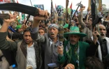 Iemenitas empunham armas e punhais em uma manifestação de solidariedade com os palestinos de Gaza e contra Israel e os Estados Unidos em Saná, em 29 de agosto de 2025