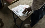 Comptage des bulletins de vote à Conakry, lors du référendum constitutionnel, le 21 septembre 2025 en Guinée