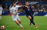 Le défenseur de la Bosnia-Herzégovine, Branimir Cipetic, à la lutte avec l'attaquant français Kylian Mbappé, lors du match de qualification pour le Mondial-2022 au Qatar, le 1er septembre 2021 à Strasbourg
