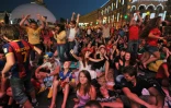 Des supporters suivent la finale de l'Euro-2012 entre l'Espagne et l'Italie dans une fan zone à Kiev, le 1er juillet 2012