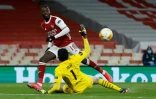 L'attaquant franço-ivoirien d'Arsenal, Nicolas Pépé, ouvre le score contre le gardien de but du Slavia Prague, Ondrej Kolar, lors de leur quart de finale aller de la Ligue Europa, le 8 avril 2021 à l'Emirates Stadium à Londres