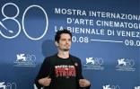 Le réalisateur Damien Chazelle, président du jury de la 80e Mostra de Venise, porte un t-shirt en solidarité avec les grévistes de la SAG-AFTRA, le 30 août 2023