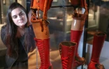 La prothèse de jambe de Frida Kahlo et ses chaussures exposées au Victoria & Albert Museum de Londres, le 13 juin 2018