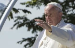 Le pape dans sa papamobile salue la foule près de la Maison Blanche le 23 septembre 2015 à Washington