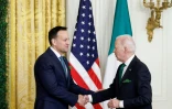 Le président américain Joe Biden et le Premier ministre irlandais Leo Varadkar (g) lors d'une réception pour la Saint-Patrick, le 17 mars 2023 à la Maison Blanche, à Washington