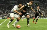 Le défenseur de l'Ajax Daley Blind (d) à la lutte avac le milieu de Tottenham Lucas Moura en demies aller de C1, le 30 avril 2019 à Londres