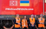 Le ministre allemand des Transports Volker Wissing et l'ambassadeur d'Ukraine en Allemagne Andrij Melnyk devant un train de marchandises à destination de l'Ukraine le 24 mars 2022 à Berlin