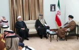 Photo obtenue du site web du guide suprême iranien Ali Khamenei (d) rencontrant l'émir du Qatar Tamim ben Hamad al-Thani (c) en présence du président iranien Hassan Rohani, le 12 janvier 2020 à Téhéran
