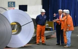 Le président américain Donald Trump (2e à partir de la g.) lors d'une visite de l'acierie US Steel à West Mifflin, en Pennsylvanie, le 30 mai 2025