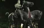 Les statues de Robert E. Lee et de Thomas "Stonewall" Jackson sont retirées de la ville de Baltimore, le 16 août 2017