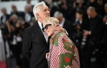Le réalisateur australien Baz Luhrmann et son épouse à Cannes, le 24 mai 2022