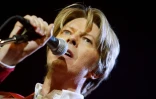 Le chanteur britannique David Bowie se produit, le 24 septembre 2002 sur la scène du Zénith à Paris