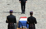 Emmanuel Macron se recueillant devant le cercueil de Simone Veil lors de l'hommage aux Invalides, le 5 juillet 2017