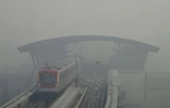 Le métro aérien dans le smog à Lahore le 3 novembre 2024.

