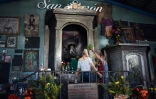 Une femme se fait "purifier" devant la statue de San Simon, dans le village de San Andres Itzapa, le 6 février 2019 au Guatemala
