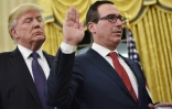 Le nouveau secrétaire au Trésor américain Steven Mnuchin (d) prête serment aux côtés du président Donald Trump, le 13 février 2017 dans le Bureau Ovale de la Maison Blanche, à Washington