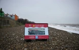 Un panneau d'interdiction sur la plage dans le village balnéaire de Thorpeness, dans le Suffolk, en Angleterre, le 3 février 2026
