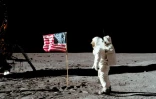 Buzz Aldrin au garde-à -vous devant le drapeau américain planté sur la Lune