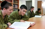 Des soldats juifs pratiquants étudient les textes sacrés durant leur service militaire dans une base militaire du Negev, le 21 décembre 2015
