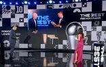 L'attaquant du Bayern Munich Robert Lewandowski reçoit le prix Fifa The Best 2020 des mains du président de la Fifa Gianni Infantino lors d'une cérémonie organisée en visioconférence le 17 décembre 2020 au siège de la Fifa à Zurich