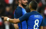 Olivier Giroud et Dimitri Payet célèbrent la victoire de la France face à la Russie, le 29 mars 2016 au Stade de France