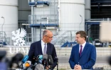 Le chancelier allemand, Friedrich Merz (G), et le ministre-président de Saxe-Anhalt et tête de liste aux élections régionales, le conservateur Sven Schulze (D), le 3 septembre 2026 à Leuna, dans l'est de l'Allemagne