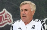 L'entraîneur du Real Madrid Carlo Ancelotti suit attentivement la prestation de son équipe contre la Juventus en match de pré-saison au Rose Bowl à Pasadena, le 30 juillet 2022 