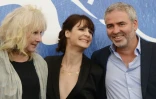 Le réalisateur français Stéphane Brizé, avec les actrices Judith Chemla (c) et Yolande Moreau, lors de la présentation de son film "Une Vie", le 6 septembre 2016 à la Mostra de Venise