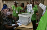 Dépouillement des bulletins de vote pour la présidentielle, le 6 mai 2024 à N'Djamena, au Tchad